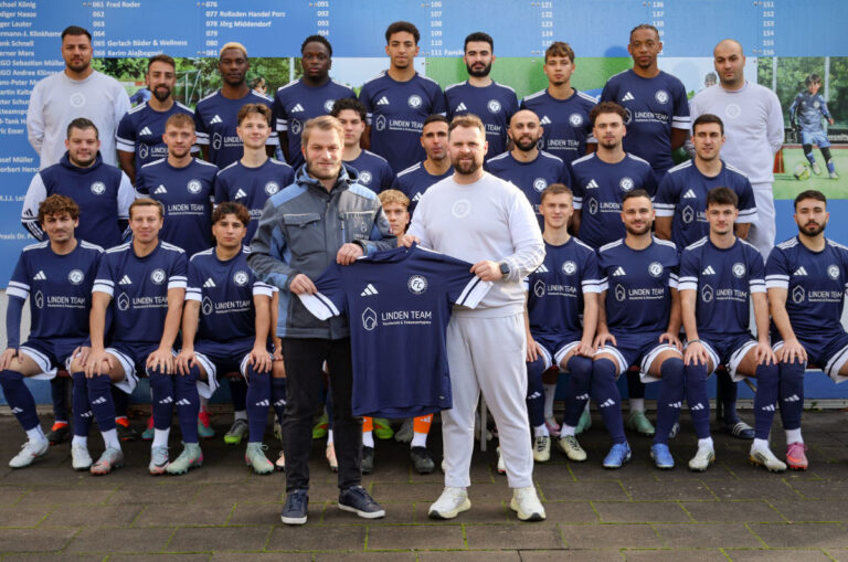 Mannschaft des FC Germania Zündorf mit neuen LINDEN TEAM-Trikots