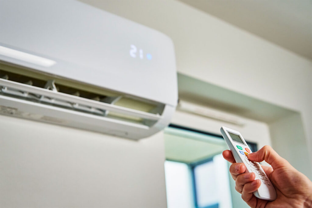 Moderne Split-Klimaanlage an der Wand wird per Fernbedienung gesteuert – fachgerechter Einbau durch LINDEN TEAM Köln
